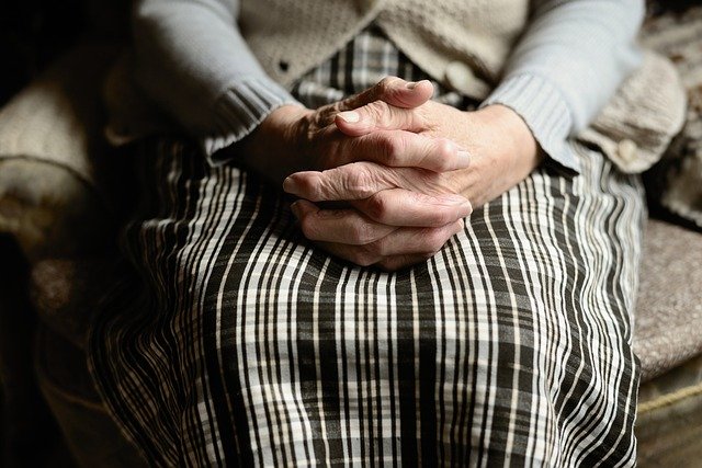 Jak zacząć pracę w opiece nad seniorami?