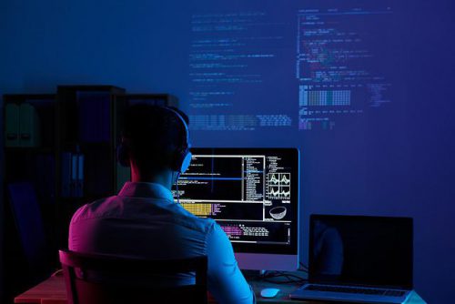 Jak zostać programistą i na jakie zarobki można liczyć?